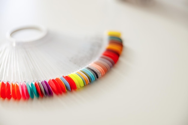 detail ručnej výšivky farebných nití